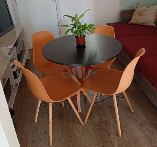 Mesa de jantar Madeira Maciça e 4 cadeiras
