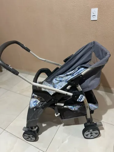 Carrinho de bebê seminovo