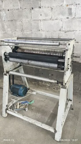 Máquina para papel interfolhado