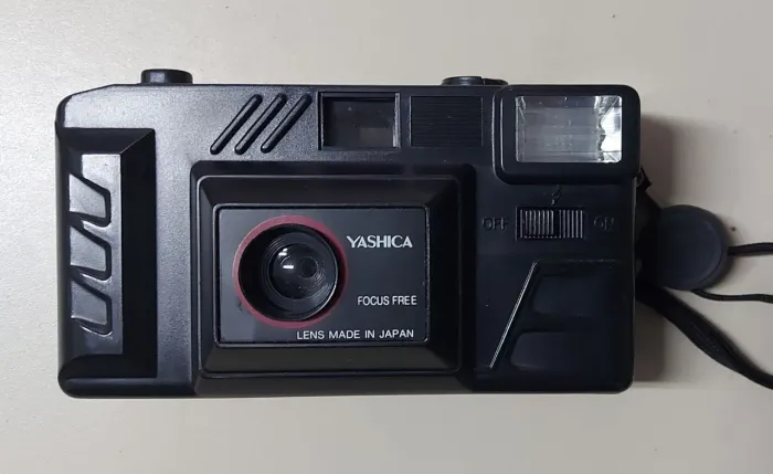 Câmera fotográfica analógica compacta da marca Yashica