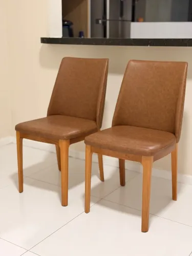 Par de Cadeiras Estofadas Caramelo com Madeira - 6 Meses