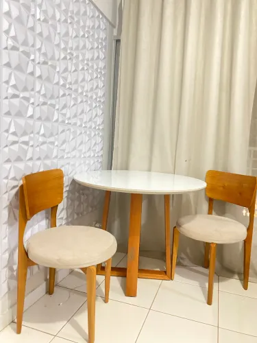 Mesa Redonda com Vidro e Base em Madeira - Barato