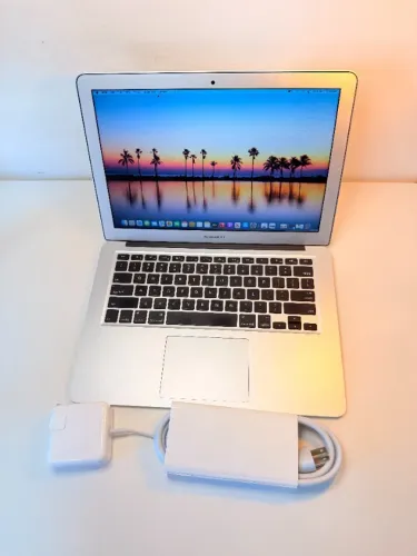 MacBook Air 2017 Core i5 1.8GHz 8GB RAM 256GB SSD UR0267 