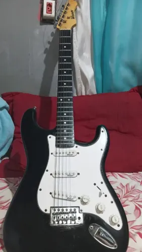 guitarra stratocaster com amplificador, cabo e capa + amplificador de fone