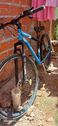 Vendo bicicleta está com os pneus furados
