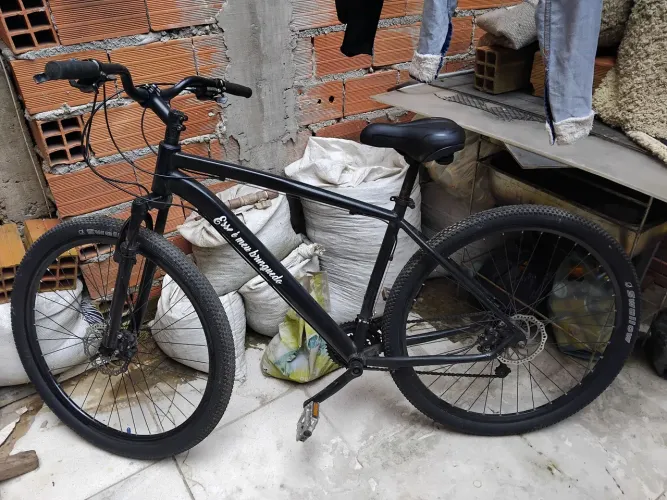 Bike preta aro 29 freios hidráulico bike nova 6 mês de uso tô vendendo pq tá parado