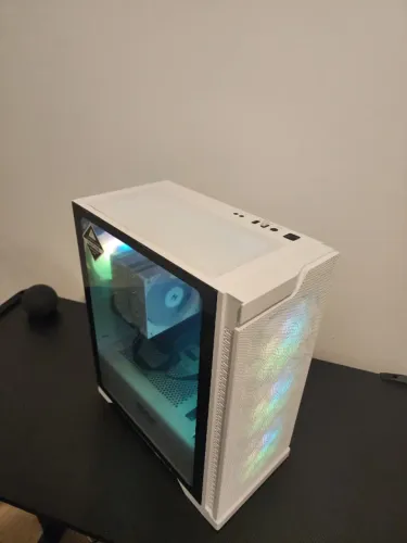 PC Gamer High-End Black & White | RTX 5060 + Ryzen 3D V-Cache (1 Mês de Uso)