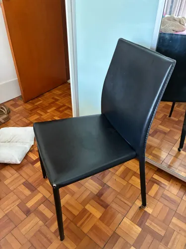 Cadeira de couro preta tok&stok