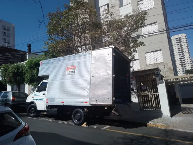 Mudanças e fretes. De Paula.