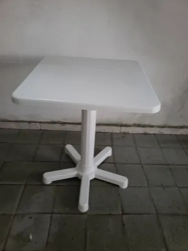 Uma mesa de plástico branca