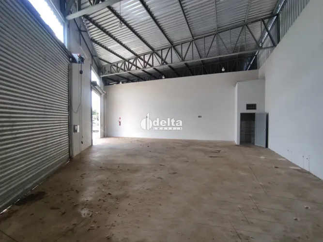 Galpão disponível para locação no bairro Granada em Uberlândia-MG