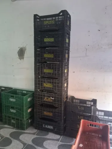 Caixas plásticas para armazenar produtos diversos