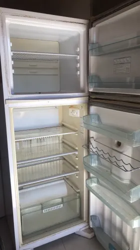 Geladeira usada funcionamento perfeito. Precisa trocar borracha