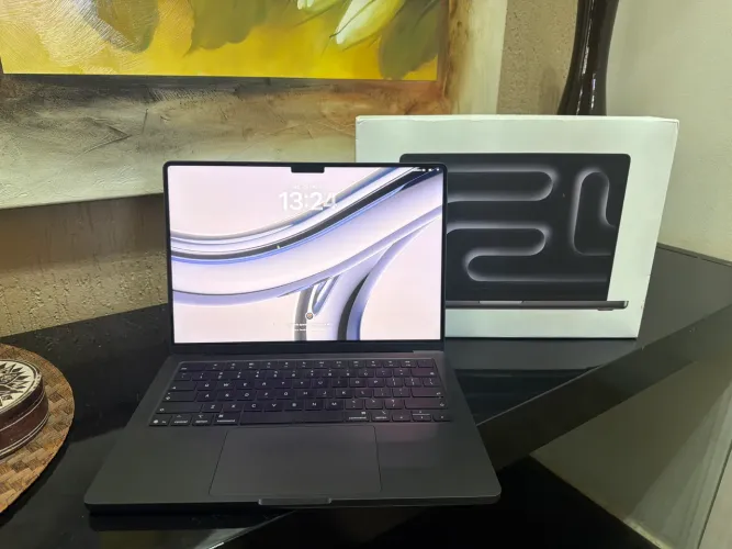 MacBook Pro m5 pro 24gb ram 1tb ssd COM CAIXA ADESIVO E CARREGADOR