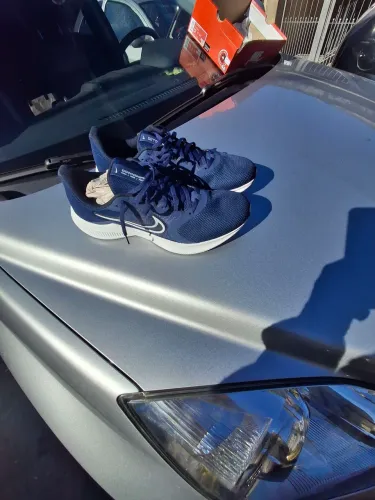 Tênis da Nike tamanho 44 zero na caixa.