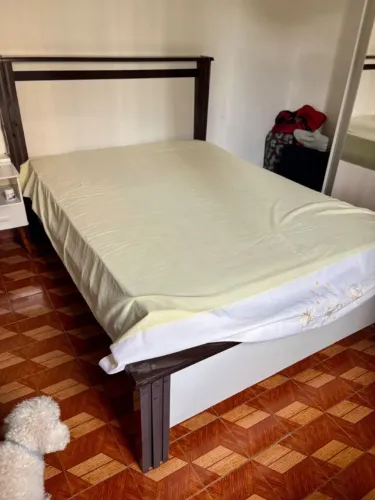 cama casal madeira e branca