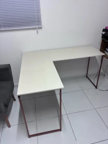Mesa de escritório em L