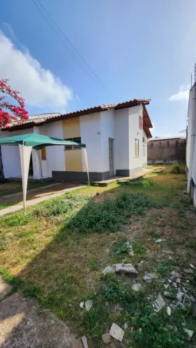 Casa em cond. fechado com 3 quartos e terreno grande.