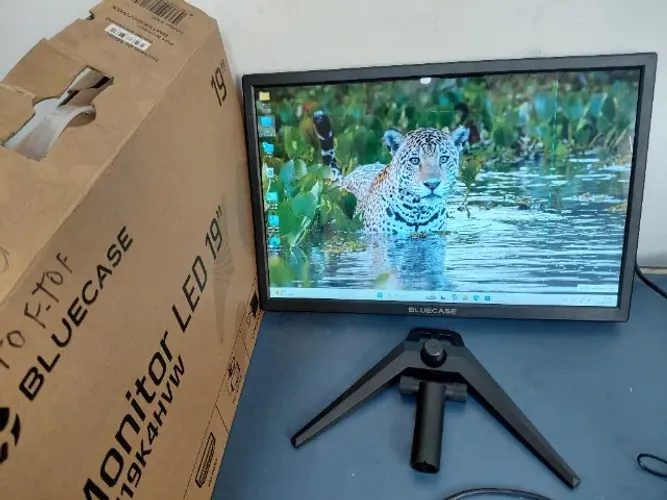 Monitor 19 Saída Hdmi e Vga Completo na Caixa Porem tem uma Linha Finíssima
