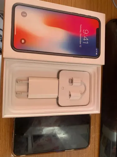 iPhone X 64 gb Funcionando tudo Chip e face id ok Acompanha: caixa, carregador