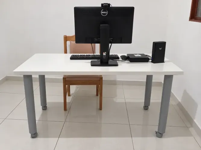 Escrivaninha / Mesa de Escritório Branca com Rodinhas