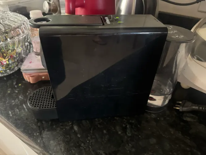 DESAPEGO: Cafeteira Nespresso Essenza Mini (Semi-nova) - R$ 250!