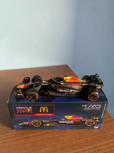 Carrinho fórmula 1 collab mc donalds