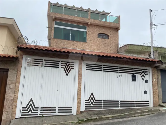 Sobrado à venda com 249 metros e 4 dormitórios ao lado do metrô