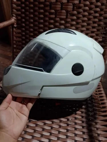 Capacete modular articulado