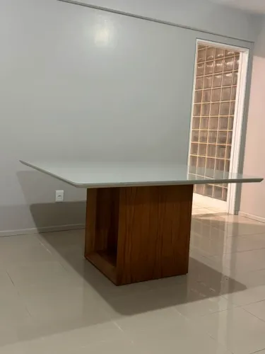 Mesa de vidro laqueada com base em madeira 1,40m x 1,40m.