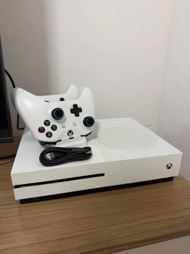 Vendo Xbox One S 500GB com 2 Controles