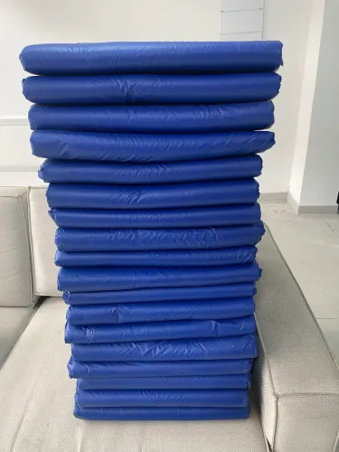 18 colchonetes novos impermeáveis na cor azul