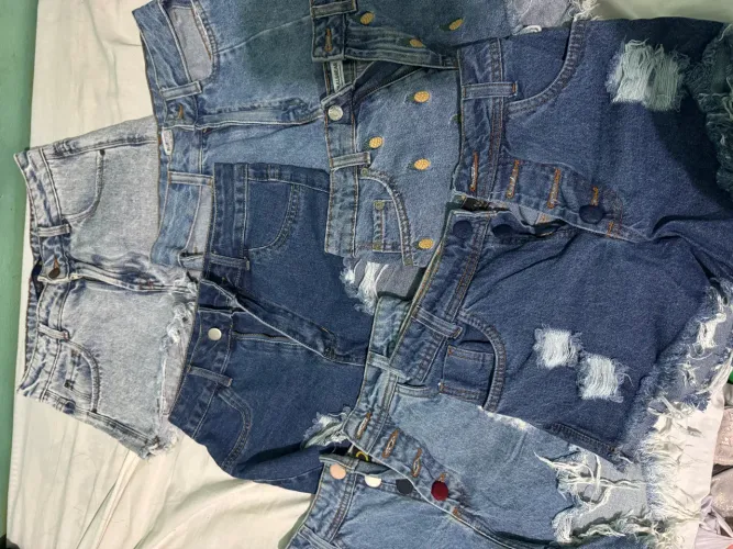 16 itens por 100,00 7 shorts, 6 calças e 3 vestido de festa 