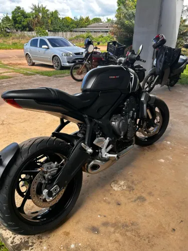 Vendo moto triumph trident 660