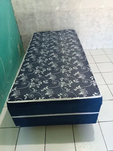 Vendo cama de solteiro em boas condições única dona 