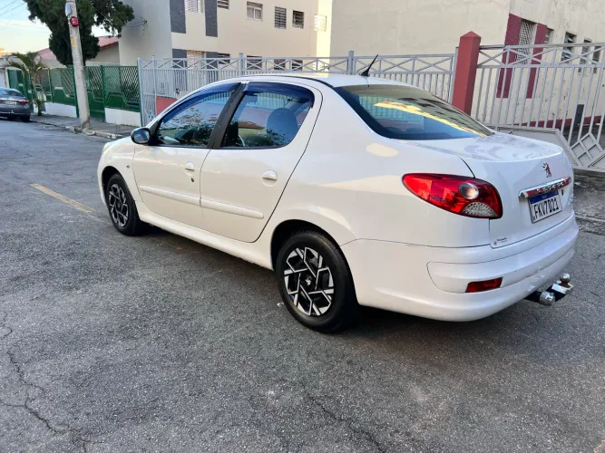Peugeot 207 Sedan Passion XR 1.4 Flex 8V 4P 2013