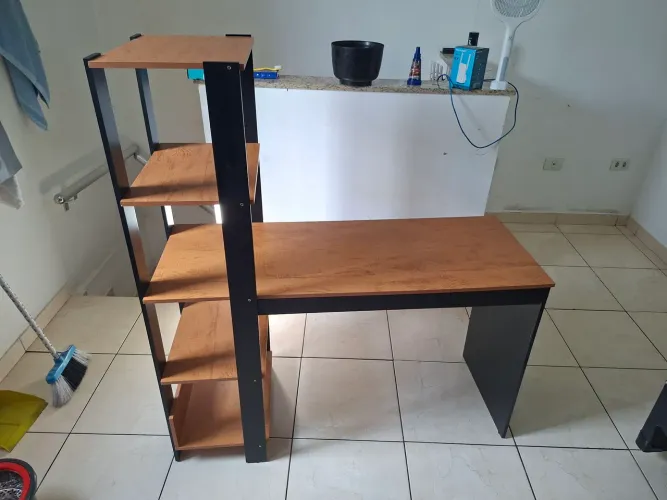 Mesa Escrivaninha com Prateleiras