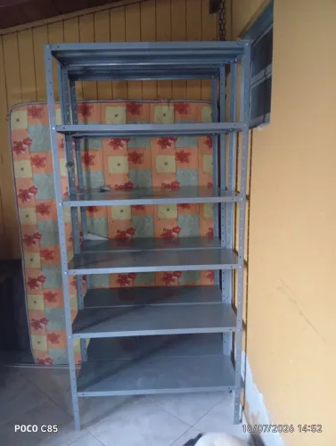 Prateleiras de ferro