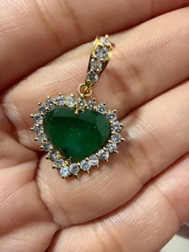 Pingente em ouro 18K com esmeralda + cordão