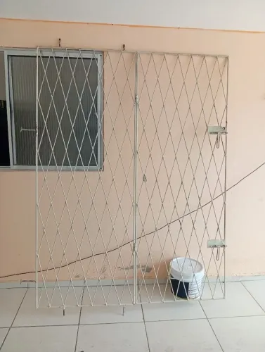 Portão de ferro estilo xadrez