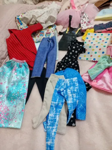 Roupinhas variadas para Barbies e outras bonecas que não sei o tamanho! Mais de 30 peças!