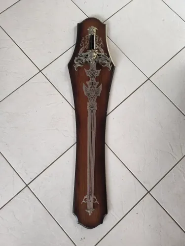 Espada medieval decorativa com suporte de parede, medindo 1,20m
