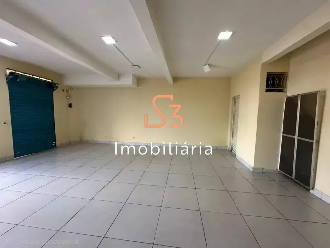 Comodo Comercial para Locação em Uberlândia-MG: Sala com 48m², Banheiro e 2 Vagas de Garag