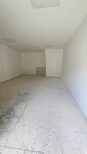 Centro comercial para venda possui 634 metros quadrados com 23 quartos