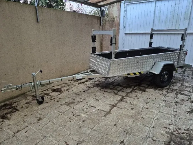 Carretinha rodoviária reforçada para caiaques.