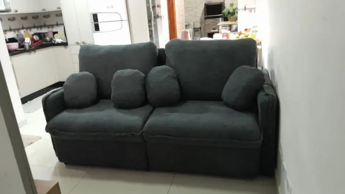 Sofá cama retrátil e reclinável no tecido boucle