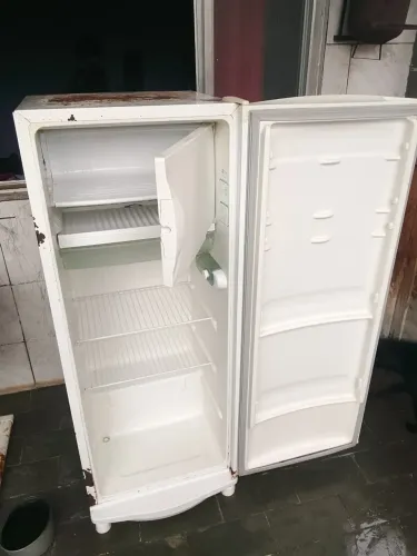 Geladeira Consul usada, com marcas de uso e sem prateleiras.