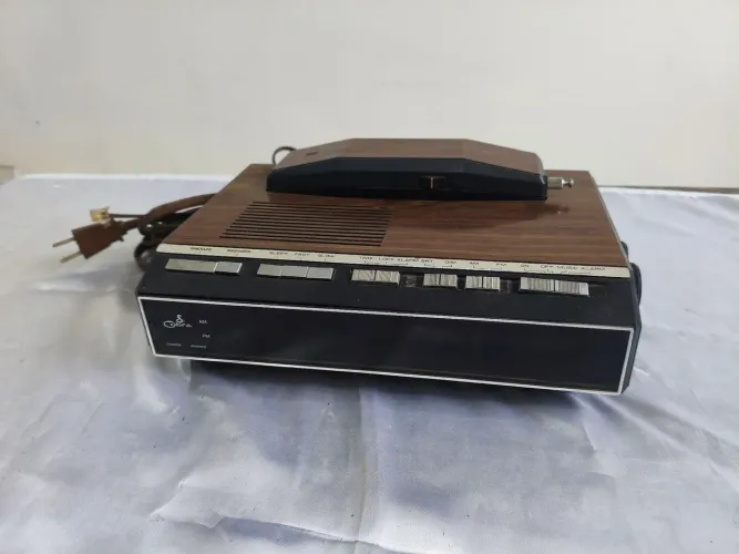 Rádio relógio e telefone antigo.