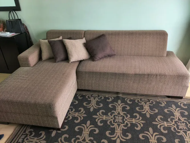 Sofá com chaise, molas ensacadas "arrumando a casa"