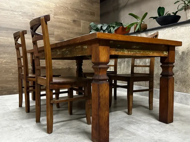 Conjunto de mesa com cadeira em madeira de demolição